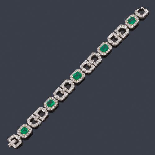 Lote 2362
Pulsera con cinco centros con magníficas esmeraldas de aprox. 6,56 ct en total.