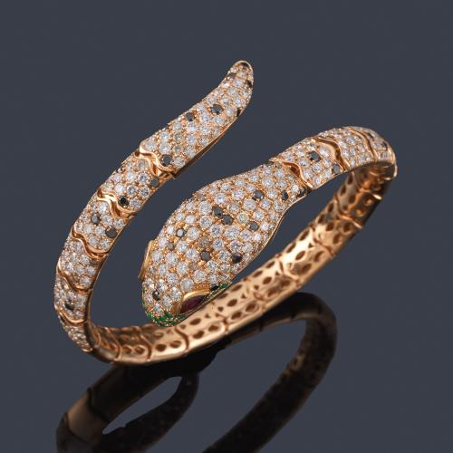 Lote 2368
Pulsera con diseño de serpiente enroscada con diamantes incoloros de aprox. 8,89 ct en total, brillantes 'brown' de aprox. 1,84 ct y diamantes negros de aprox. 1,63 ct.