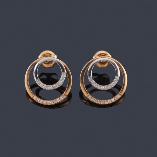  Pendientes con doble motivo circular con brillantes de aprox. 0,05 ct en total realizado en oro rosa y blanco de 18K.