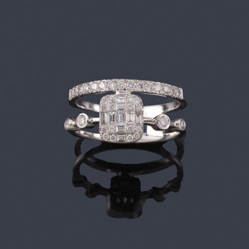  Anillo con doble aro con diamantes talla brillante y baguette de aprox. 1,02 ct en montura de oro blanco de 18K.