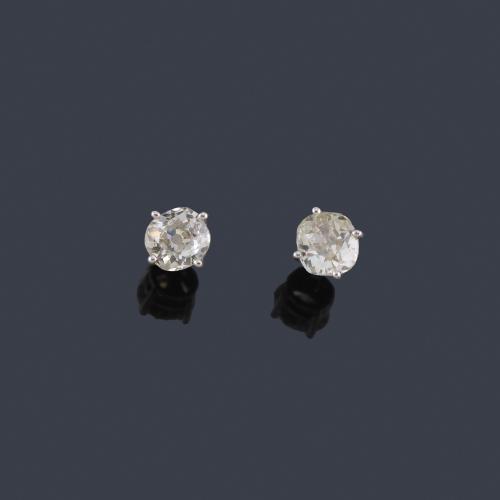  Dormilonas con pareja de diamantes talla antigua de aprox. 1,10 ct en total.
