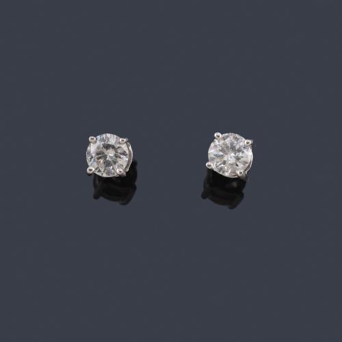  Dormilonas con pareja de brillantes de aprox. 0,64 ct en montura de oro blanco de 18 K.