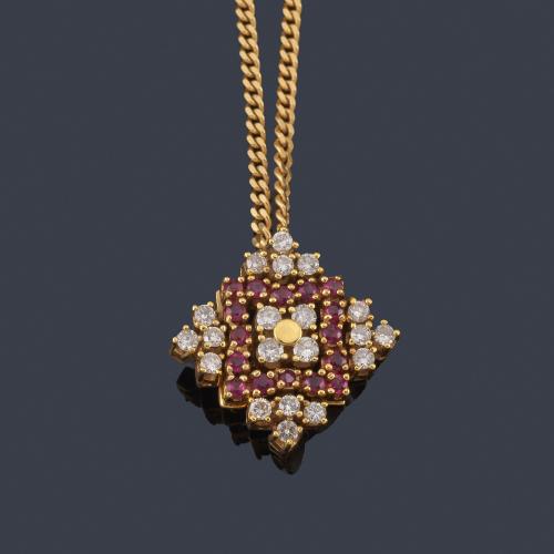  Colgante con rubíes y brillantes en montura de oro amarillo de 18K.