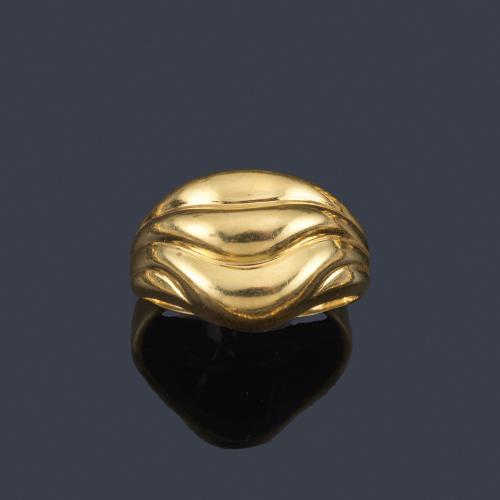  Anillo con diseño gallonado en montura de oro amarillo de 18K.