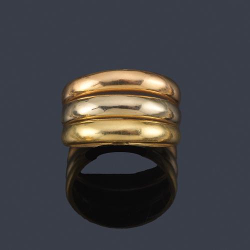  Anillo realizado en oro blanco, rosa y amarillo de 18K.