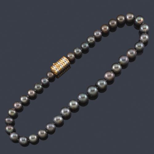  Collar con un hilo de perlas de Tahití en disminución de aprox. 10,45 - 14,42 mm y cierre en forma de barrilete en oro tricolor de 18K.