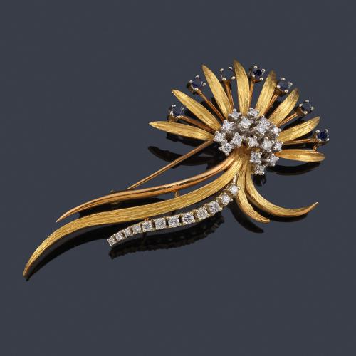 Lote 2400
Broche floral con cuajado de brillantes y zafiros en montura de oro mate y brillo amarillo de 18K.
