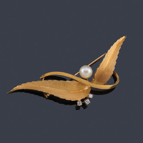 Lote 2401
Broche con diseño vegetal con una perlita y brillantes en montura de oro amarillo mate de 18K.