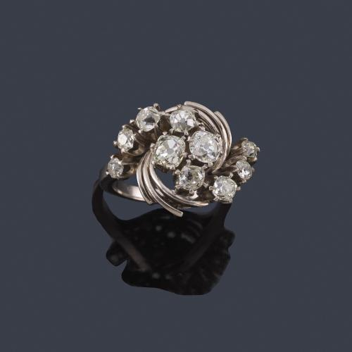  Anillo con diseño frontal en espiral con diamantes talla antigua de aprox. 1,40 ct en total, en montura de oro blanco de 18K.