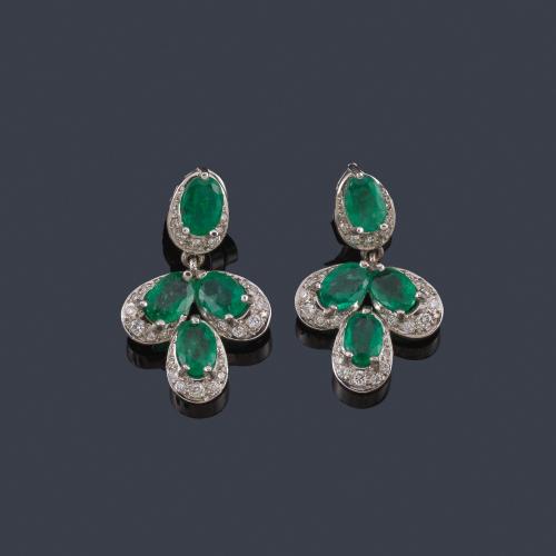  Pendientes largos con esmeraldas talla oval de aprox. 2,80 ct en total con orla de brillantes.