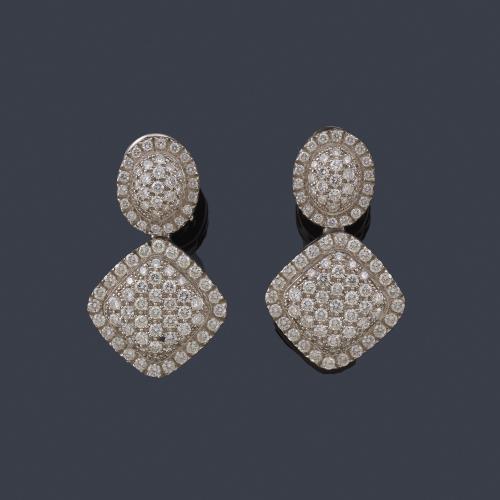  Pendientes largos en oro blanco de 18K con brillantes de aprox. 4,54 ct en total.