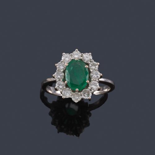  Anillo con esmeralda talla oval de aprox. 1,10 ct con orla de brillantes.