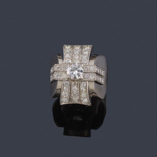 Lote 2421
Anillo con brillantes de aprox. 2,52 ct en total en montura de platino. Años '50.