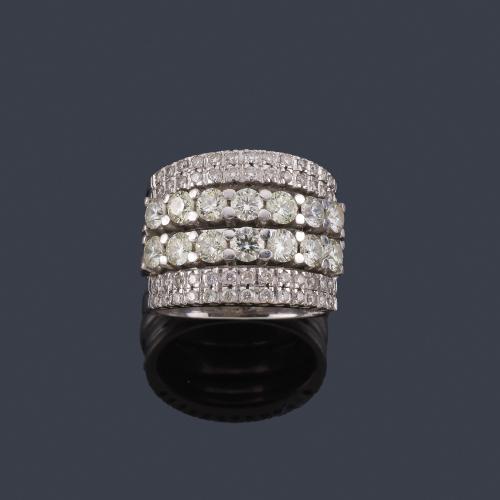  Anillo con doble banda de brillantes de aprox. 3,50 ct en total.