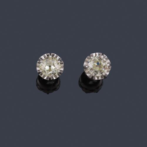  Dormilonas con pareja de diamantes talla antigua de aprox. 1,84 ct en total en montura de oro blanco de 18K.
