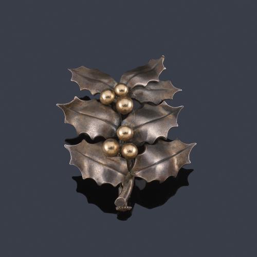 Broche modernista catalán con motivo de rama de acebo realizado en plata y motivos en oro amarillo de 18K.