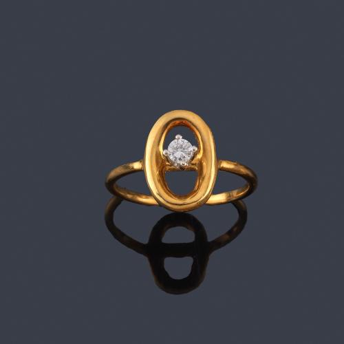  Solitario con brillante de aprox. 0,15 ct en montura de oro amarillo de 18K.