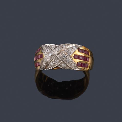  Anillo con motivo central de brillantes y bandas de rubíes calibrados en ambos lados, en montura de oro amarillo de 18K