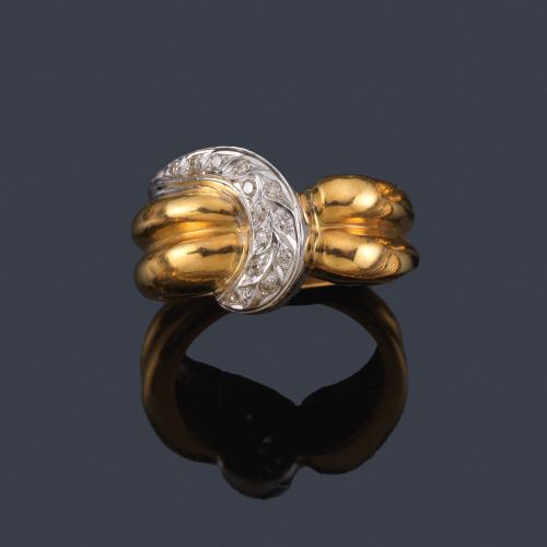  Anillo con banda curvada de brillantes en montura de oro amarillo y blanco de 18K.