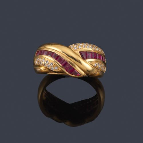  Anillo con bandas de rubíes calibrados y brillantes en montura de oro amarillo de 18K.