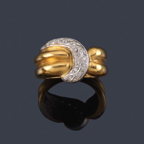  Anillo con banda curvada con brillantes en montura de oro amarillo de 18K.