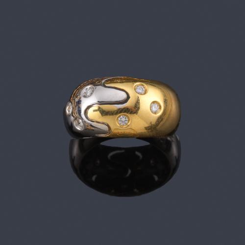  Anillo en oro blanco y amarillo de 18K salpicado con brillantes. 
