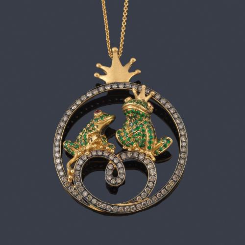  Colgante circular con motivo de dos ranas cuajadas de granates tsavoritas y diamantes, realizada en montura de oro amarillo pavonado en color negro.