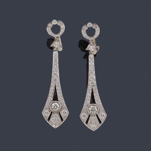 Lote 2471
Pendientes largos estilo 'Art Decó' con brillantes de aprox. 2,68 ct en total.