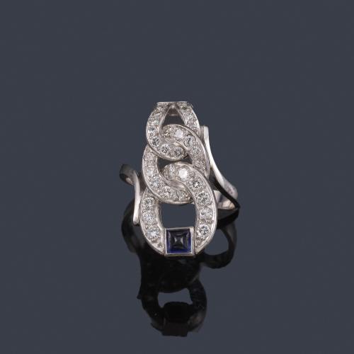 Lote 2473
Anillo con motivos de eslabones con brillantes de aprox. 1,20 ct en total y zafiro talla 'pain de sucre'.