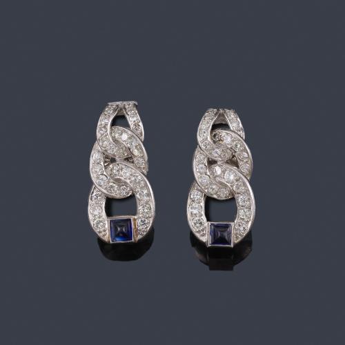  Pendientes largos con motivos de eslabones entrelazados con brillantes de aprox. 2,40 ct en total y dos zafiros 'pain de sucre'.
