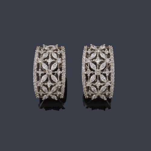  Pendientes tipo criolla con diamantes talla marquís y brillantes de aprox. 1,60 ct en total.