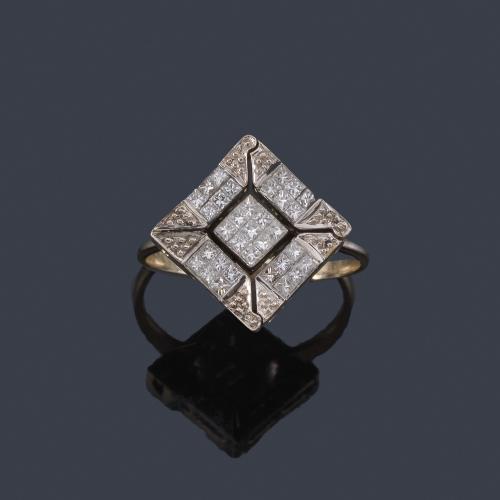 Lote 2476
Anillo estilo 'art decó' con diamantes talla princesa de aprox. 0,65 ct en total.