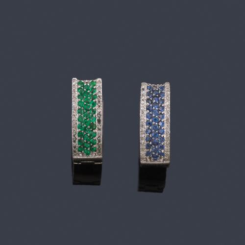 Lote 2477
Criollas con pavé de esmeraldas y zafiros y banda de brillantes en ambos lados.