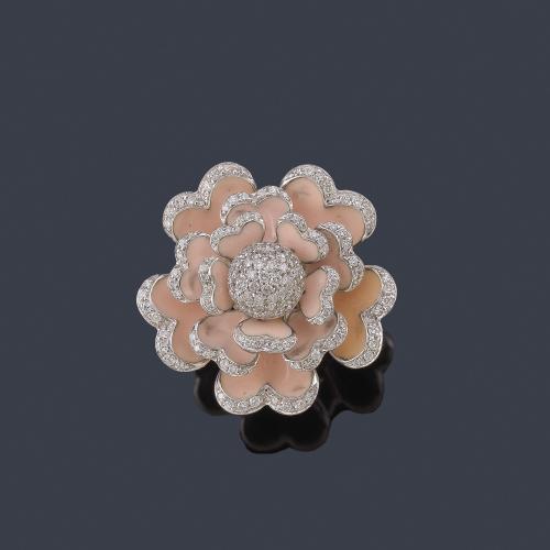  Anillo en forma de flor, en oro blanco de 18K, brillantes con un peso aprox. de 1,60 ct en total y esmalte rosa.
