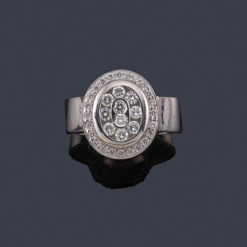 Lote 2482
Anillo con diseño ovalado con brillantes de aprox. 1,00 ct en total.