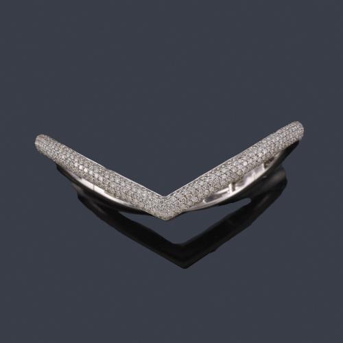 Lote 2483
Pulsera rígida con frente en pavé de brillantes de aprox. 2,80 ct en total.