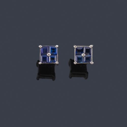  Pendientes cortos con zafiros talla fantasía en montura de oro blanco de 18K.
