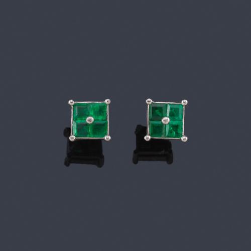  Pendientes cortos con esmeraldas calibradas en montura de oro blanco de 18K.