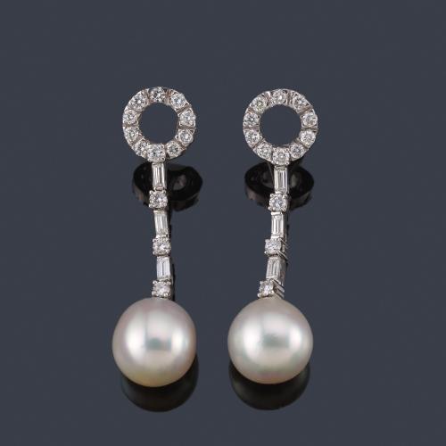 Lote 2497
Pendientes largos con pareja de perlas australianas de aprox. 12,84 mm y 12,43 mm con diamantes talla brillante y baguette de aprox. 2,00 ct en total.