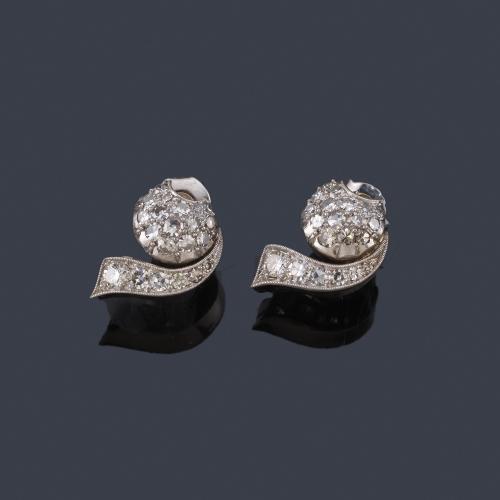  Pendientes cortos con pavé de diamantes talla 8/8 de aprox. 0,75 ct en total.