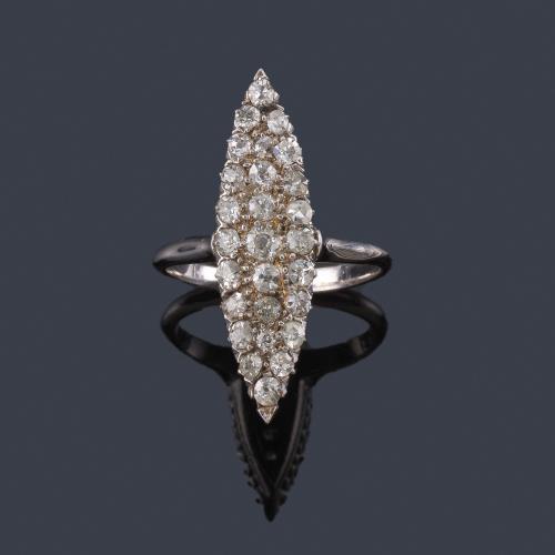 Lote 2499
Anillo lanzadera con diamantes talla antigua de aprox. 0,90 ct en total.