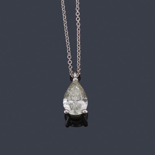 Lote 2500
Colgante con diamante talla perilla de aprox. 1,55 ct en montura y cadena de oro blanco de 18K.