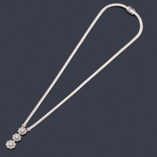 Lote 2501
Collar con motivo central de tres flores cuajadas de brillantes de aprox. 1,80 ct en total.