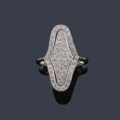 Lote 2502
Anillo lanzadera con pavé de brillantes de aprox. 1,60 ct en total.