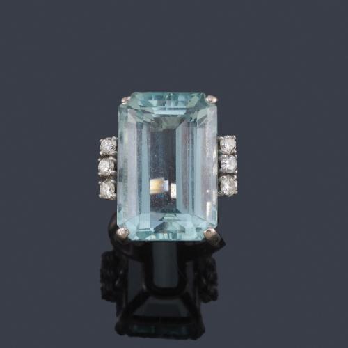  Anillo con aguamarina de aprox. 14,40 ct con brillantitos en montura de oro blanco de 18K.