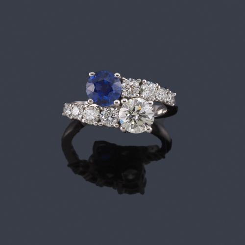  Anillo 'tu y yo' con zafiro talla redonda de aprox. 1,18 ct y brillante de aprox. 0,90 ct.
