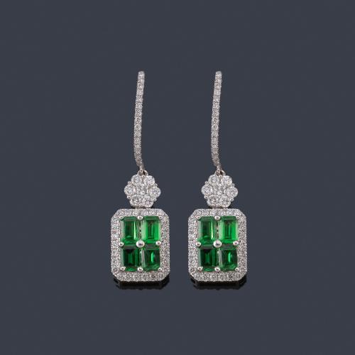  Pendientes largos con granates tsavoritas de aprox. 1,57 ct con orla de brillantes de aprox. 0,83 ct en total.