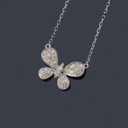  Colgante en forma de mariposa de aprox. 0,66 ct en total en montura de oro blanco de 18K.