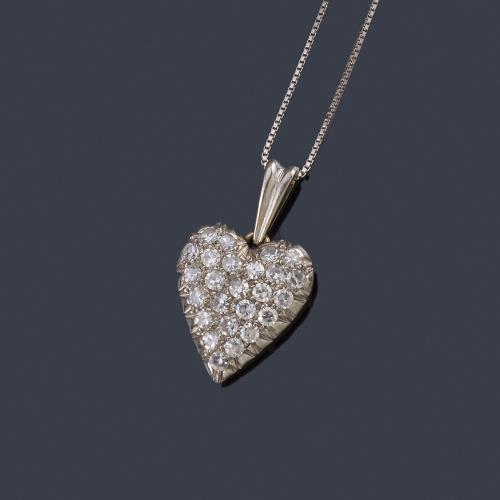  Colgante en forma de corazón con pavé de brillantes de aprox.  0,65 ct en total.