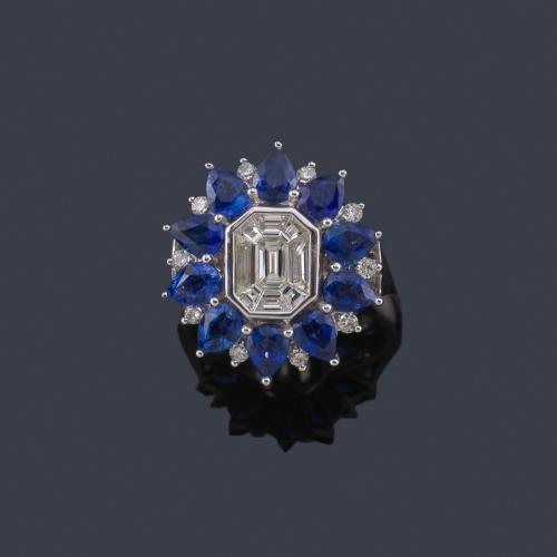  Anillo con diseño floral con centro de diamantes talla baguette de aprox. 0,68 ct en total y orla de zafiros talla perilla de aprox. 2,83 ct.